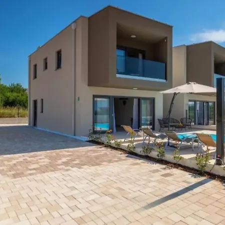 Villa Esmeralda One By Briskva *