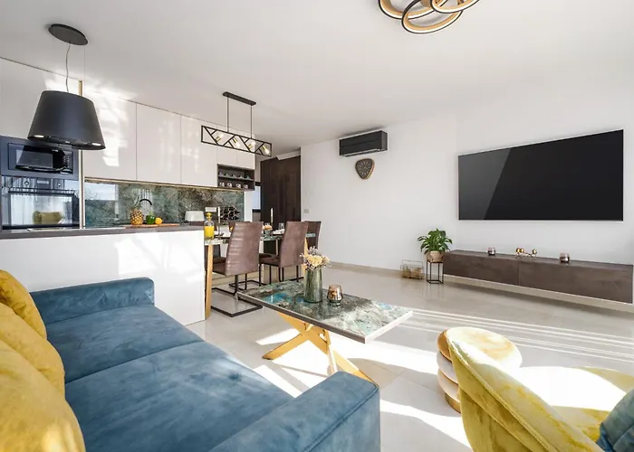 Villa Esmeralda One By Briskva *