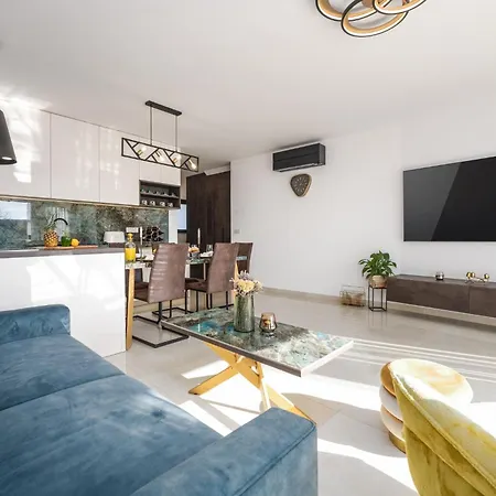 Villa Esmeralda One By Briskva *